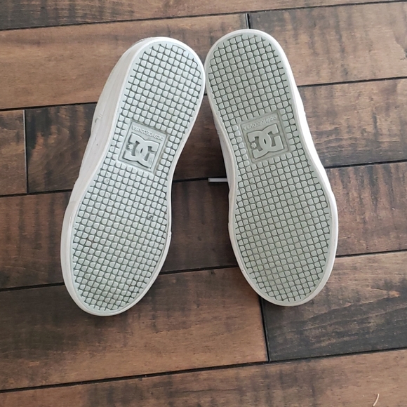 DC shoes, white leather. Kids size 2. - Picture 5 of 6